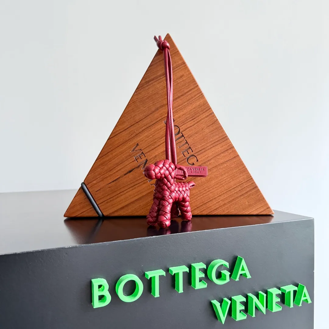 Batch 540 BOTTEGA VENETA2025 new puppy-shaped pendant braided puppy is now online😎The leather braided puppy-shaped pendant can be hung on any handbag, and it is as cute, delicate and colorful as it matches with a bag. Cute and cute, it will touch your heart at any time. It can be hung on bags or keychains. Who can resist such a cute puppy? Style number: 807068